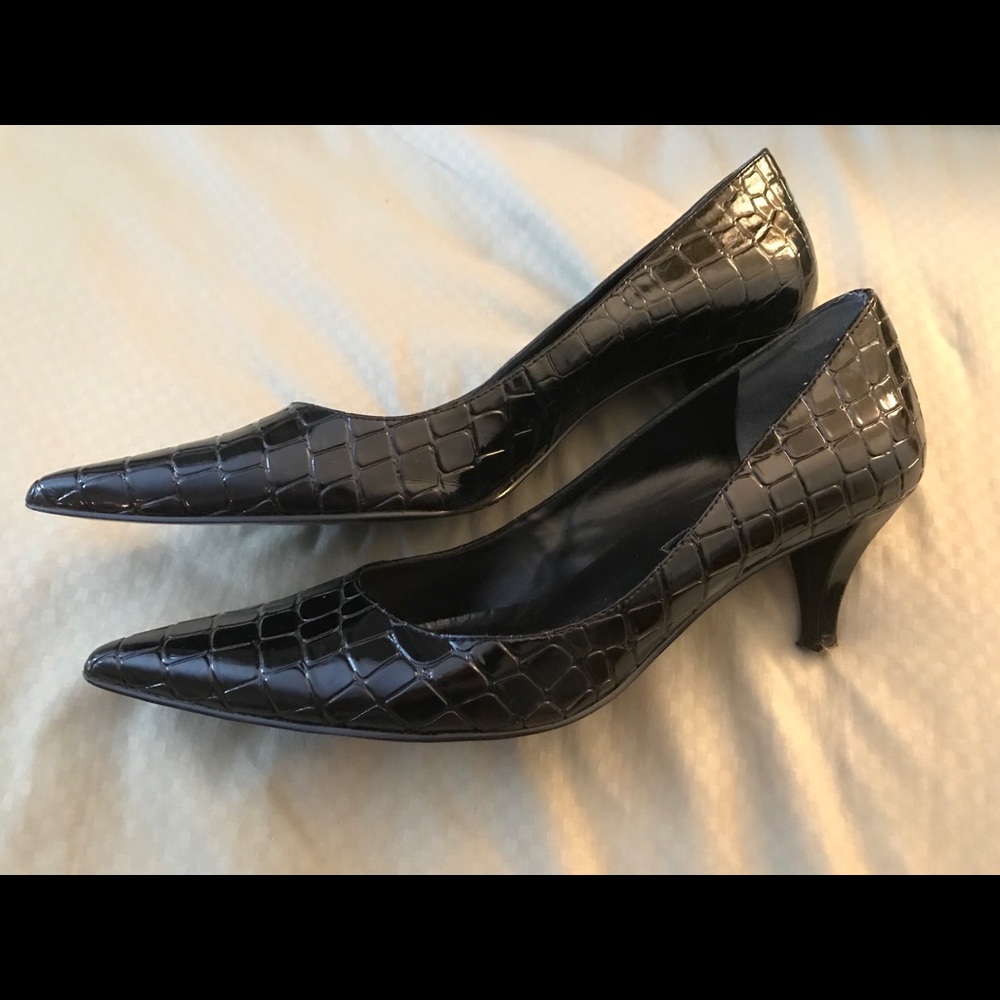 NWOB Bandolino Size 9 Black embossed croc pumps